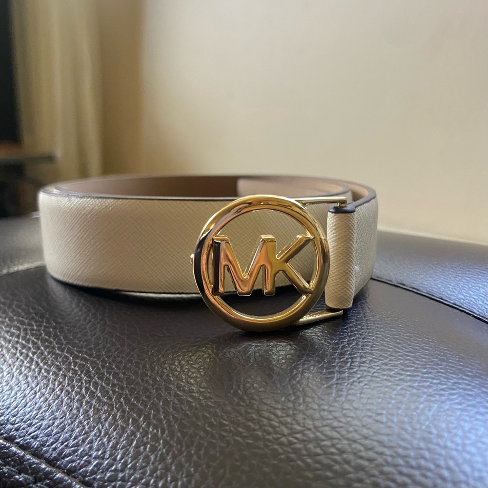 [NEW] MICHAEL KORS Logo Buckle White